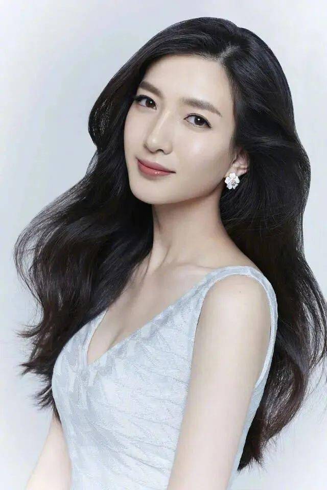 唯品会最新广告女主角引争议与关注焦点