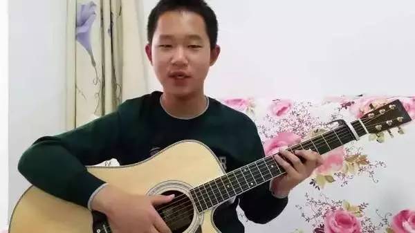 科技与艺术交融，刘嘉卓吉他演奏视频最新发布，吉他爱好者的视觉盛宴