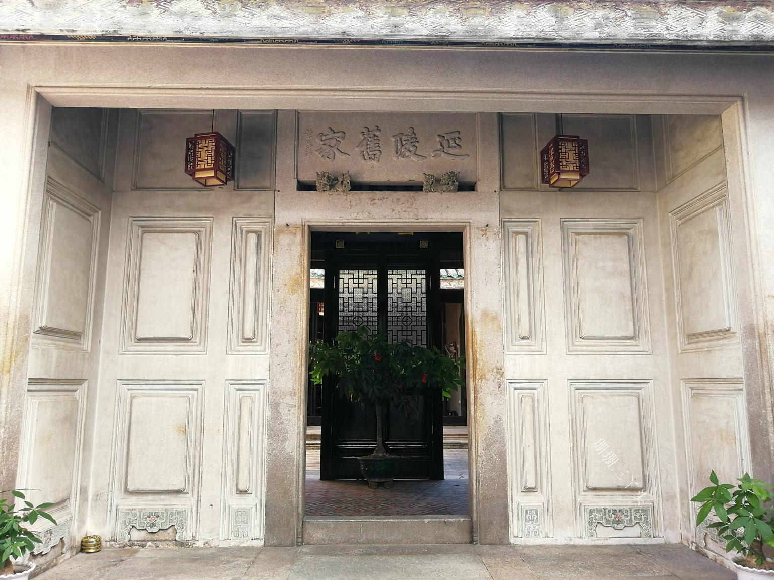 房地产政策最新动态与小巷风情小店的独特魅力