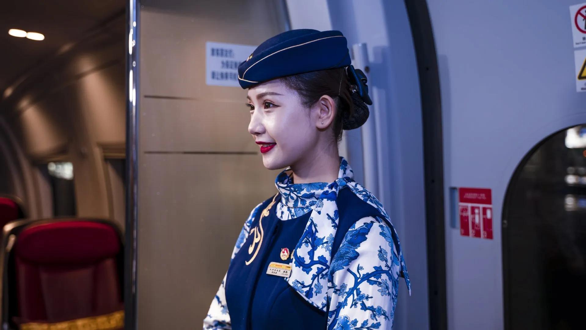 最新铁路制服，一路温馨相伴的旅途守护者形象展示