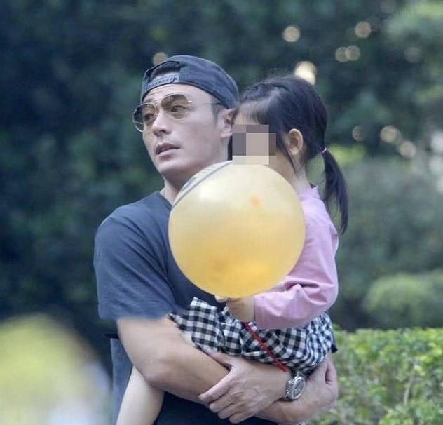 林心如女儿最新照片，小宝贝的欢乐日常、真挚友情曝光